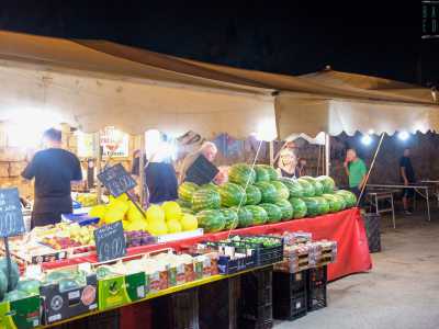 Diamo un�occhiata al punto di vendita, dove, in minima parte, sono esposti anche altri tipi di frutta quali pesche, prugne e meloni gialli